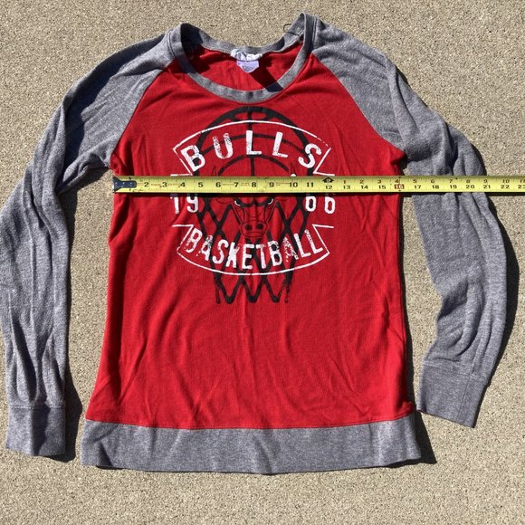 Chicago Bulls Basketball Woman's red and gray retro sports sweater size M - Picture 6 of 7